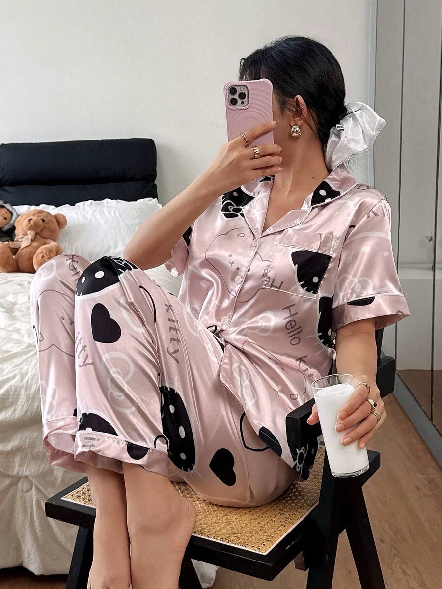 Sanrio Hello Kitty 2026 短款與長款絲綢睡衣套裝,短袖前開扣翻領蝴蝶結卡通可愛款,前口袋對比滾邊設計 - 粉色 - 查看 1