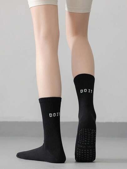1双女士黑色中筒瑜伽袜，健身运动棉袜，透气运动袜，适合普拉提运动，可搭配紧身裤，四季皆宜的百搭中筒袜