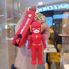 Hasbro 超级英雄钥匙扣套装，硅胶吊坠饰品。采用3D硅胶工艺，蓝黑和红蓝撞色设计，标志性的披风和徽章细节清晰，质地细腻柔软。套装包含印花腕带和金属钥匙圈，坚固耐用，可挂在钥匙、背包等处。它能为日常穿搭增添亮点，展现英雄个性，是超级英雄粉丝和学生的理想之选，充满激情与正义，无论是作为礼物还是自用都非常合适。 - 彩色 - 查看 11