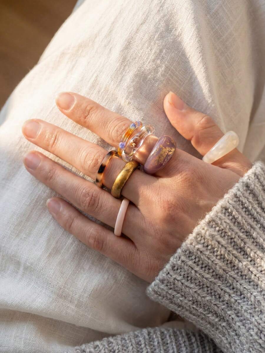 CHOSHILAR Set de 7 anillos de resina, con bandas delgadas y anchas en estampado de carey, teñido anudado y unicolor, apilables para atuendos casuales y de trabajo, minimalistas y versátiles. (Nota: Debido al proceso de teñido anudado hecho a mano, cada anillo tiene patrones únicos y puede haber ligeras variaciones de color entre lotes) - Color 14 - Ver 1