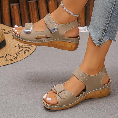Sandal đế xuồng dày, chống trượt, có quai dán điều chỉnh được, kiểu dáng thường ngày, phù hợp cho thanh thiếu niên, hoạt động ngoài trời, đi biển, du lịch.