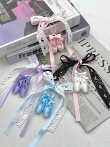 Móc khóa hình giày ba lê bằng ruy băng ren, kiểu dáng đơn giản và thời trang, có thể dùng làm phụ kiện túi xách, điện thoại, ba lô - Có thể phối hợp tự do, làm quà tặng cho bạn bè hoặc người thân yêu. - Nhiều màu - Xem 2