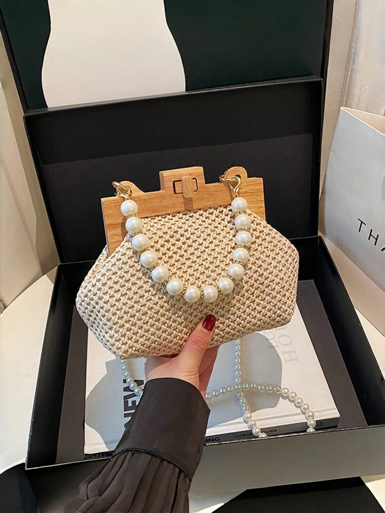 هذه حقيبة كروس بودي من القماش المخطط الجديدة للنسا...