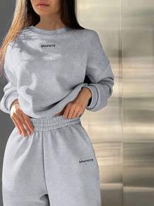 Oversized Crew Neck Sweatshirt And Jogger Pants Set For Women, Small Letter Print Casual 2-Piece Loungewear With Side Pockets For Street Style Outfits,Women's Sports Suit,Sportswear,2 Piece Sets Woman,Two Piece Set Women,Gym Clothes Women,Workout Tops,Fitness Top,Summer Outfits For Women,Summer Clothes,Beachwear,Vacation Outfits Women,Vacation Essentials - 灰色 - 查看 4