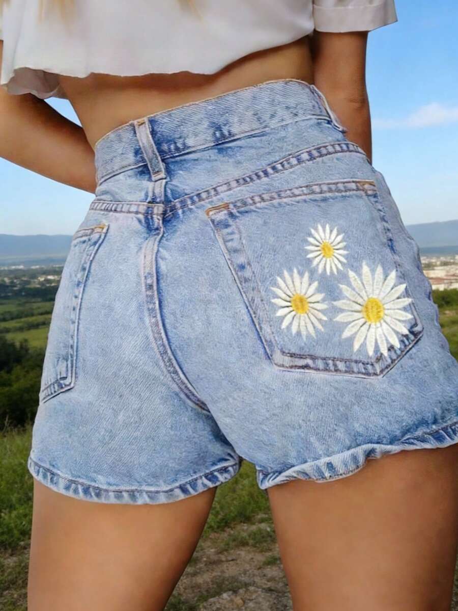 Quần short denim nữ kiểu dáng thường ngày với họa tiết hoa cúc thêu, thích hợp cho mùa hè. - Rửa nhẹ - Xem 1