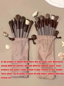 13件套专业化妆刷套装 + 1个棕色化妆海绵，包含眼影刷、粉底刷、BB霜刷、遮瑕刷，柔软舒适，适合初学者，采用柔软纤维材质，便携易用，是旅行、度假、海滩的理想之选，也是送给女性和女孩的绝佳夏季或返校礼物。套装包含粉底刷、遮瑕刷、腮红刷、修容刷、散粉刷等。赠品 - 彩色 - 查看 9