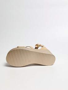 女士奢华金色编织交叉露趾粗跟凉鞋，配金属搭扣，百搭实用，适合工作、派对等场合，优雅迷人。 - 金色 - 查看 9