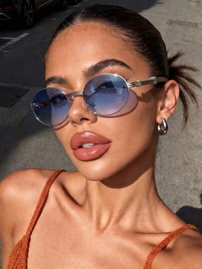 一副男女通用复古椭圆形仿木纹金属太阳镜，适合日常通勤，是送给男友、女友、父母、家人、朋友、学生的理想礼物，营造轻松的海滩度假和户外旅行氛围。