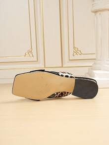 Giày sandal cao gót hở mũi kiểu retro họa tiết da báo mới dành cho nữ, kiểu dáng thanh lịch đa năng, tôn dáng và phù hợp cho mọi dịp. - màu đen - Xem 9