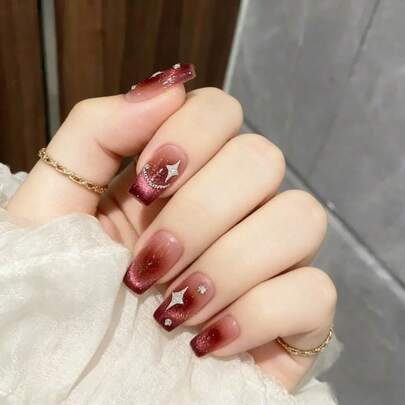 Bộ 10 móng tay giả acrylic màu đỏ rượu vang gradient dáng dài trung bình kiểu Y2K, được làm thủ công với lớp phủ siêu bóng, dây xích bạc và hiệu ứng mắt mèo màu đỏ rượu vang giúp tôn lên vẻ thanh lịch, tối giản và sang trọng của bạn. Móng tay giả dành cho nữ, phù hợp cho các dịp lễ, tiệc tùng, tụ họp, hẹn hò và sử dụng hàng ngày.