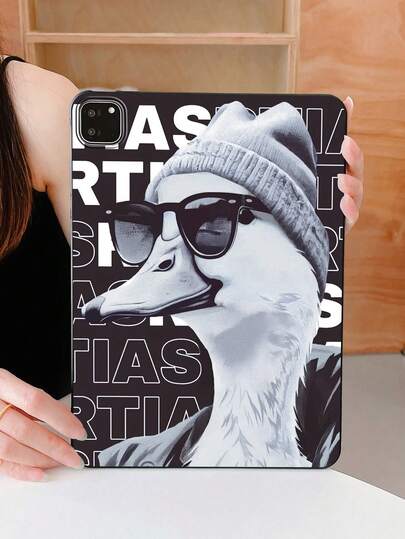 1个酷炫哑光黑色扁平保护壳，印有复古鸭子图案，鸭子戴着时尚眼镜/针织帽，街头风幽默设计，柔软TPU防刮材质，兼容iPad，是送给时尚达人的绝佳礼物。