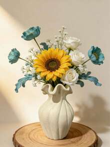 Eine handgefertigte Blumenvase, im Boho-Stil mit wellenförmigem Dekordesign und blütenförmigem Ausguss. Eine einfache Tischdekoration für Zuhause, ein rustikales Geschenk für Wohnzimmer oder Schlafzimmer. Erhältlich in den Größen M/L/XL. - A - Übersicht 10