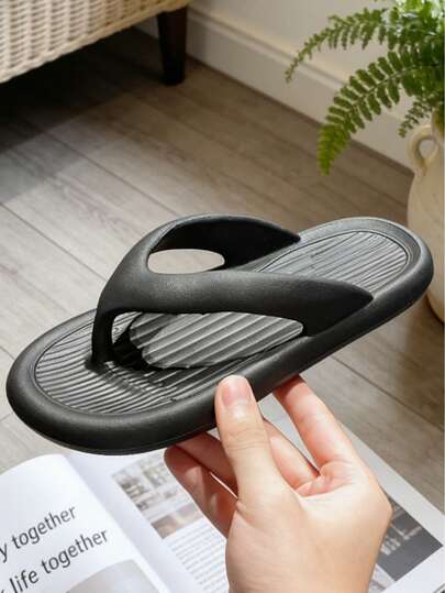 Dép xăng đan làm từ chất liệu EVA nhẹ, mềm mại và thân thiện với da, nhẹ mà không cồng kềnh.