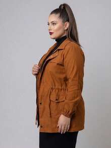 Plus Size Winter Overcoat In Bengaline Fabric With Drawstring, Zipper, And Button Closure. This Winter Parka Coat/Blouse Is Perfect For Sizes G1, G2, And G3. - 駝色 - 查看 3