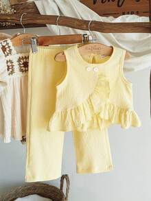 女婴两件套：纹理编织无袖露脐上衣，荷叶边下摆，搭配直筒裤，适合度假、家庭聚会、一周岁生日派对及其他场合。 - 黃色 - 查看 1