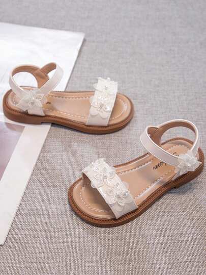 1 Đôi dép xăng đan trẻ em thời trang mùa hè mới 2026, đa năng, họa tiết hoa ren 3D và trang trí ngọc trai, mỗi bước đi đều như đang khiêu vũ ba lê