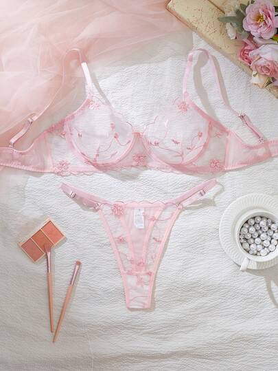 两件套粉色刺绣内衣套装，采用网纱拼接刺绣设计，浪漫的酒红色刺绣，轻盈透气的软杯，可调节细肩带，贴身丁字裤，兼具甜美性感与舒适美观，是贴身穿着的理想之选。