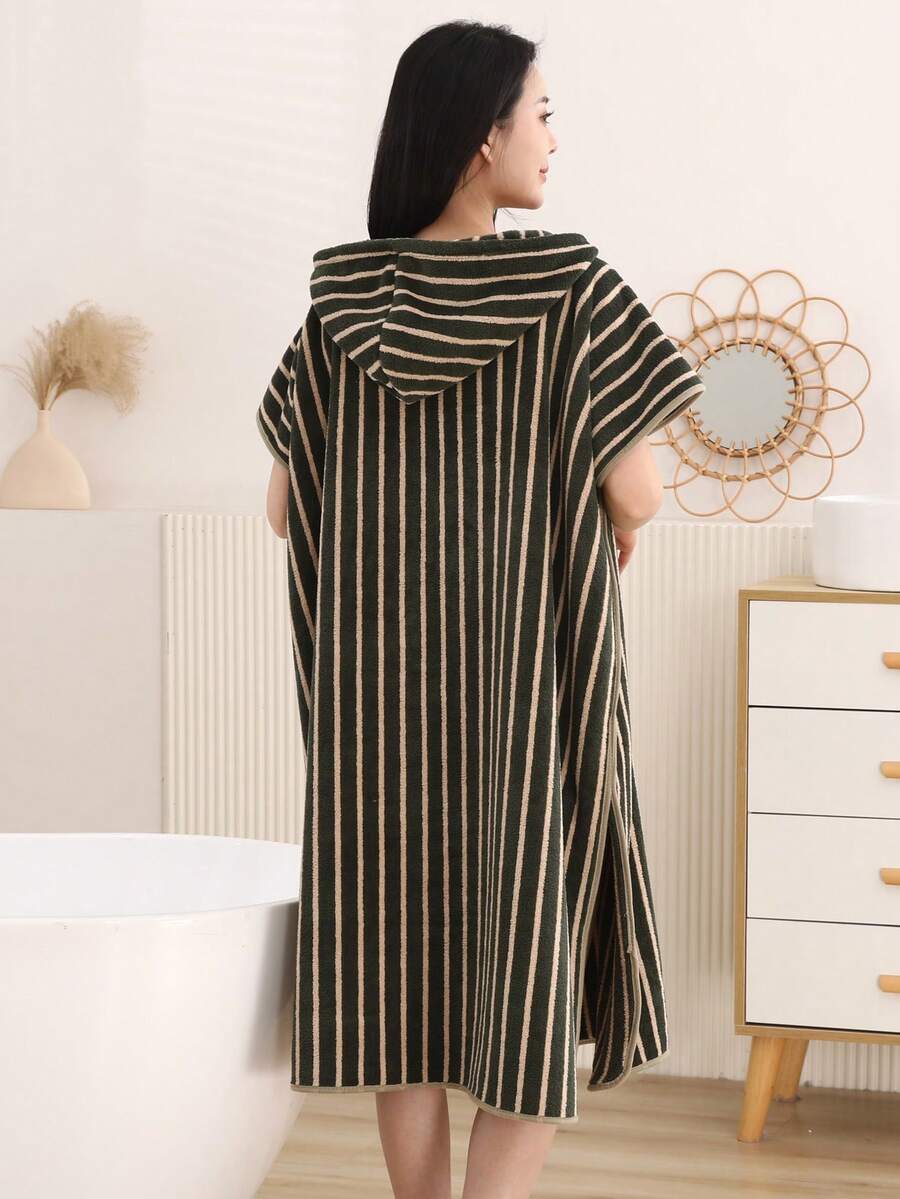 1 chiếc áo choàng tắm nữ kẻ sọc mềm mại, thấm hút tốt, có mũ trùm đầu, không tay, dáng rộng, thoải mái, có thể mặc như áo choàng poncho khi tắm, lướt sóng, đi biển và các hoạt động ngoài trời. - Màu xanh lá cây đậm - Xem 1