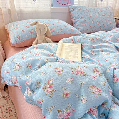 4PCS Skin Friendly Ins Cute Pastoral Style Blue Tiny Floral Printed Duvet Cover Set (1 Down Duvet Cover+2 Pillowcases+1 Flat Sheet, No Core), Reversible AB Version Cute Tiny Floral Printed Bedding Set, Soft Breathable All Season Cloud Jacquard Down Duvet Cover, Bedroom, Guest Room