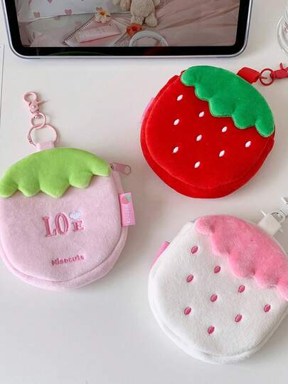 1个可爱草莓图案多功能零钱包，适合存放耳机、钥匙、口红、硬币等。日常通勤、旅行、邮轮、宿舍必备，也是送给母亲、老师、情人节、周年纪念日的绝佳礼物。