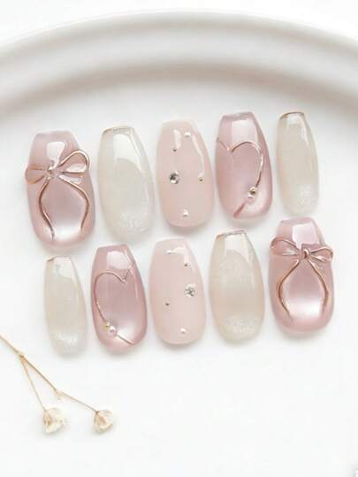 10 móng giả cao cấp màu hồng bóng ngọc trai hình mắt mèo, dáng tròn vừa, thon dần, thiết kế nơ ruy băng thủ công, hiệu ứng chuyển màu nude dạng thạch với đường viền vàng, ánh nhũ nhẹ nhàng, phong cách thanh lịch, nữ tính, chất liệu cao cấp, phù hợp cho sử dụng hàng ngày, hẹn hò, đám cưới, tiệc tùng, món quà hoàn hảo cho phụ nữ và các cô gái, dụng cụ làm móng thủ công.