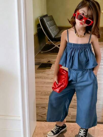 Bộ đồ gồm áo hai dây và quần dài giả denim cho bé gái, trang phục thường ngày cho kỳ nghỉ hè.