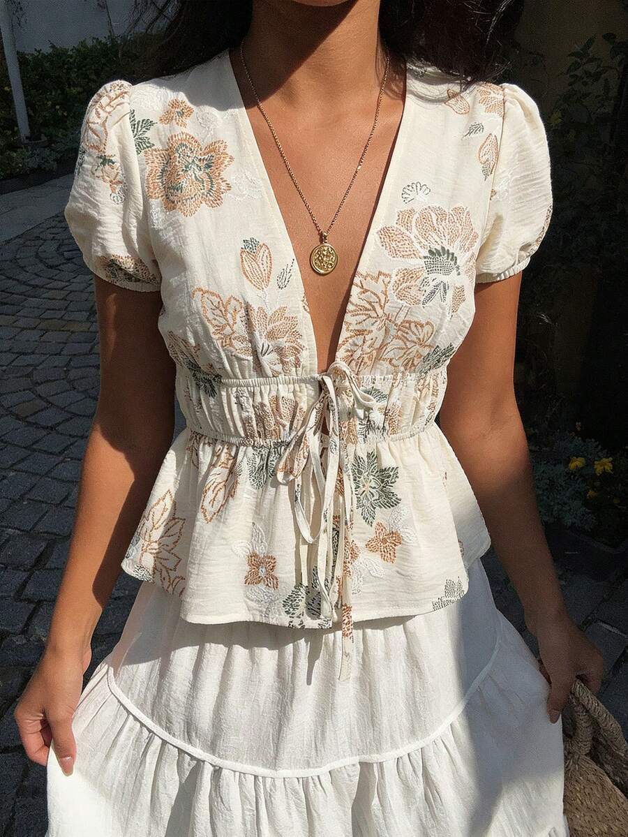 女士夏季纹理刺绣花卉衬衫，休闲优雅杏色上衣，海滩度假装，适合度假、外出、购物、旅行、返校等场合，系带法式V领衬衫，波西米亚风上衣 - 杏色 - 查看 1