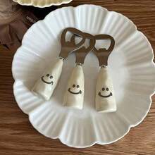 1 cái dụng cụ mở nắp chai bia hình mặt cười dễ thương, tay cầm bằng nhựa và giả gốm, có thể tự đứng, phần mở nắp bằng thép không gỉ, thiết kế sáng tạo. - Xem 4