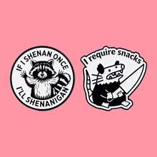 “我需要零食”搞笑负鼠语录珐琅徽章卡通动物浣熊胸针翻领别针徽章配饰时尚珠宝礼品 - 黑色 - 查看 3