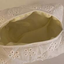 优雅白色蕾丝化妆包，绗缝新娘化妆包，饰有花卉刺绣蝴蝶结，女士旅行洗漱礼品 - 彩色 - 查看 3