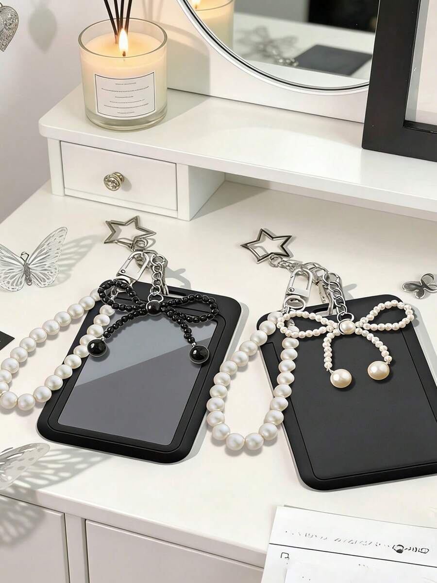 黑色星形吊坠卡包，搭配仿珍珠吊坠和蝴蝶结珍珠装饰，可作包包挂饰、钥匙扣使用，可收纳身份证、明星卡、公交卡、餐卡、地铁卡、照片、住址卡、门禁卡等，日常使用、装饰或作为礼物赠送给朋友、家人、爱人，亦可作为情人节礼物、生日礼物、母亲节礼物、教师节礼物或开学礼物。
