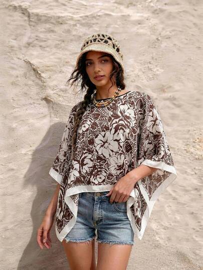 1条印花雪纺围巾，优雅轻盈，用途广泛，可作沙滩罩衫或宽松披肩，适合日常搭配和装饰。