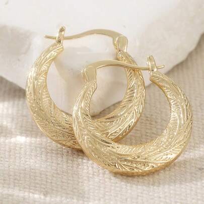 一对时尚经典的金色圆环耳环，手工羽毛图案，优雅简约的配饰，适合女性，是完美的礼物之选。