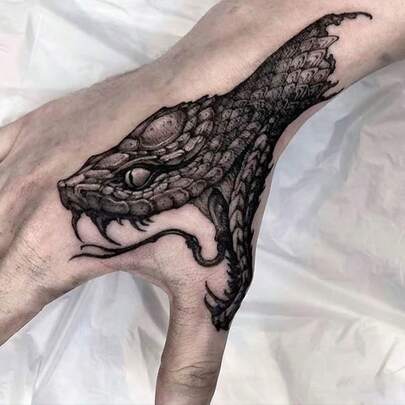 Hình xăm dán đầu rắn tạm thời, hình xăm tạm thời chân thực và lâu trôi, chống thấm nước và chống trầy xước, giữ được 7-15 ngày.