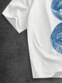 Camiseta ChristmasManfinity azul desbotada e folgada com estampa de lábios, joias e dentes em estilo urbano, manga curta, ideal para primavera/verão, divertida para presentear um amigo ou a si mesmo. Item imperdível. - Branco - Ver 5