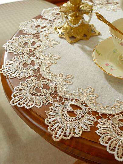 1 tấm vải 100% polyester với họa tiết ren rỗng thêu tan trong nước. Dùng làm tấm lót bàn tròn ren cổ điển, tấm lót chân nến, tấm lót bàn ăn tròn và khăn trải bàn tròn. Thuộc bộ sưu tập phong cách Bohemian tươi mới, thích hợp cho bàn ăn, bàn cà phê, bàn trang điểm, bàn phòng khách, trang trí nhà cửa, trang trí tiệc lễ hội, trang trí dã ngoại, họp mặt gia đình và quà tặng đám cưới.