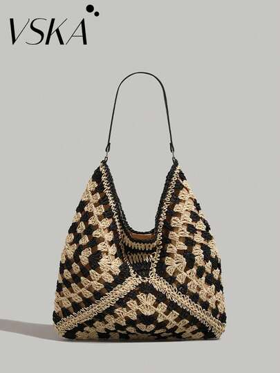 【春夏度假风撞色钩编手提包 | 双色可选 | 大容量肩背草编包】宽大的皮革肩带舒适耐用，金属搭扣确保连接牢固可靠。宽敞的内部空间可轻松容纳遮阳帽、水瓶和个人物品，兼具实用性和时尚感。轻盈而挺括的包身，让您在夏季倍感清爽。柔软的皮革肩带和精湛的细节处理，彰显了其高品质。