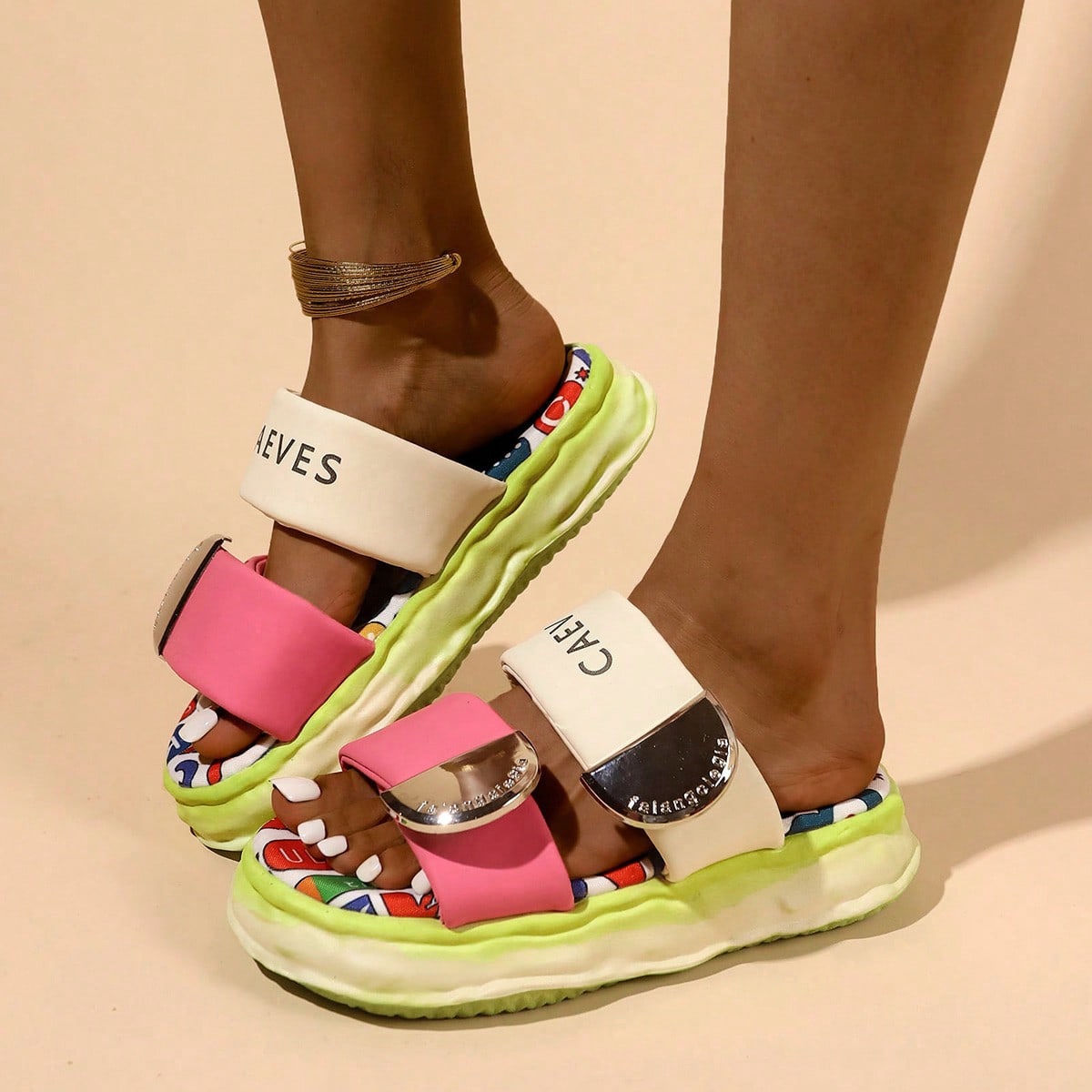 Sandalias con suela gruesa y estilo minimalista de moda, con estampado de grafiti de dopamina y cierre de gancho y bucle para mujeres