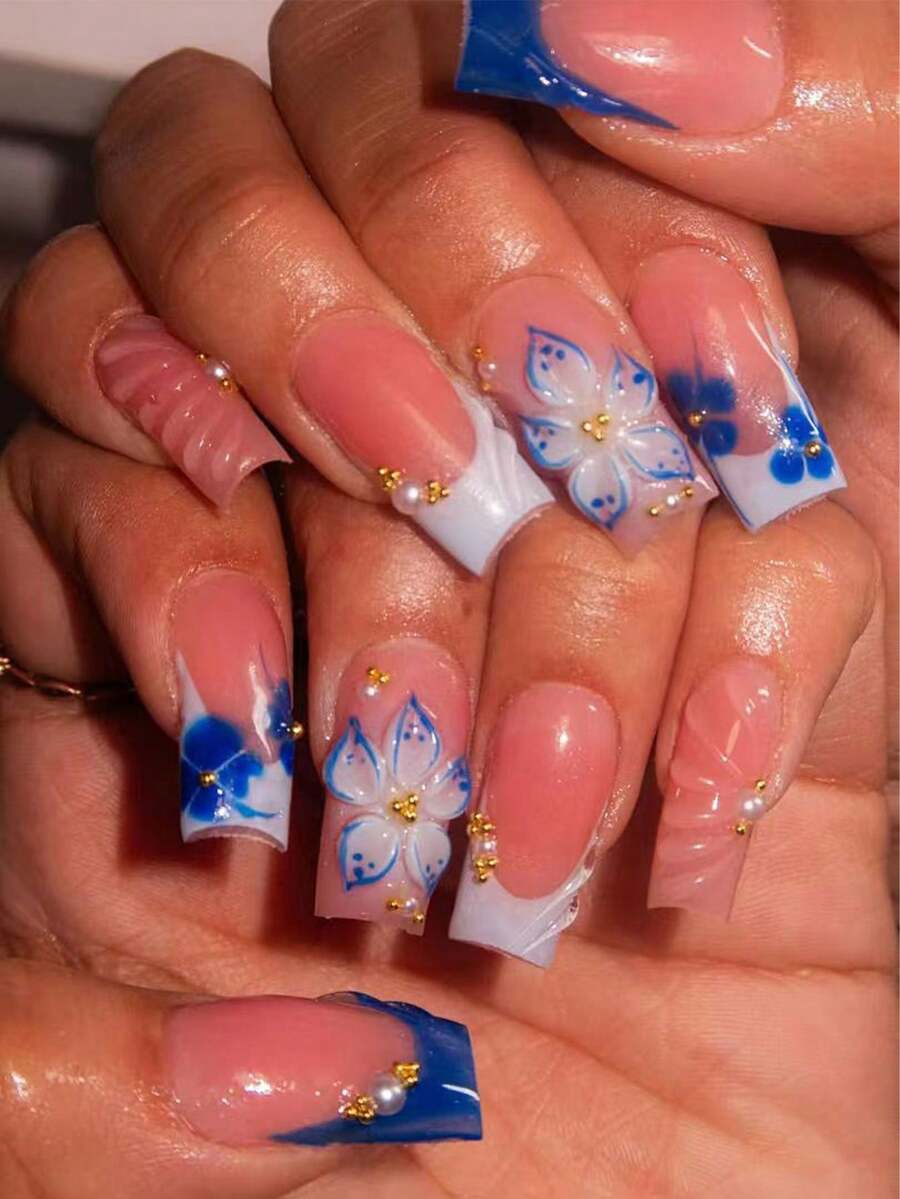 Conjunto de 24 adesivos de gel 3D para unhas, decorados com pérolas e miçangas metálicas, com ponta francesa quadrada. Encaixe perfeito. O kit de unhas postiças acrílicas inclui: 1 gel e 1 lixa de unha. Fácil de aplicar. Esses adesivos de gel 3D com estampa floral e ponta francesa são ideais para o dia a dia, festas e outras ocasiões. - Azul - Ver 1