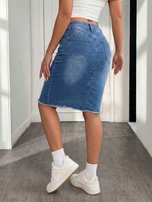 女式破洞牛仔裙，带口袋和磨损下摆，性感 - 中等水洗藍 - 查看 2