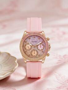 Guess Đồng hồ thạch anh đa chức năng dành cho nữ, viền kép đính kim cương pha lê, mặt số màu hồng ombre lấp lánh, vỏ mạ vàng hồng, 3 mặt số phụ, hiển thị ngày, giờ 24 tiếng, dây đeo silicon màu hồng, quà tặng ngọt ngào cho các cô gái thời kỳ Y2K. - Hồng - Xem 1