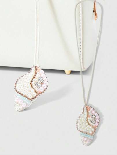 Bộ sưu tập móc khóa túi xách hình ngôi sao bao gồm các kiểu ngôi sao đính đá, ngôi sao đính hạt và ngôi sao đính hạt lấp lánh. Chúng có thể được dùng làm móc khóa túi xách, móc chìa khóa xe hơi, hoặc làm quà tặng nhỏ cho gia đình, bạn bè và người thân yêu vào dịp sinh nhật, ngày lễ và mùa tựu trường.