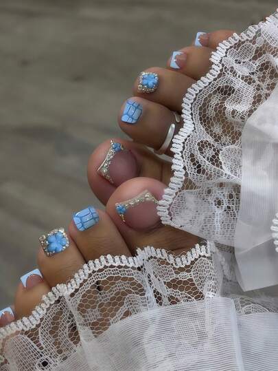 Transforma tus uñas con 24 piezas de uñas postizas de forma cuadrada corta y un diseño de estilo francés azul marino y carey con brillantes rhinestones plateados; uñas elegantes y de moda con flores 3D en base rosa nude y acentos azules para cobertura completa para mujeres y niñas. Incluye 1 hoja de pegatinas adhesivas y 1 tira de gel de gelatina al azar.