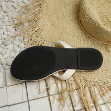 Dép xỏ ngón thời trang châu Âu và Mỹ mùa xuân/hè, đế bằng mềm mại chống trơn trượt, có khóa cài, khoét rỗng, thích hợp đi biển. - trắng - Xem 6