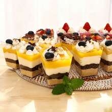 Những chiếc cốc mousse vuông, lý tưởng cho các món tráng miệng, bánh pudding trái cây, thạch và kem. Hoàn hảo cho sinh nhật, đám cưới, ngày lễ và các bữa tiệc. Những hộp đựng hiện đại, nhẹ này rất tuyệt vời cho việc phục vụ và bày biện thức ăn. - Trong sáng - Xem 4