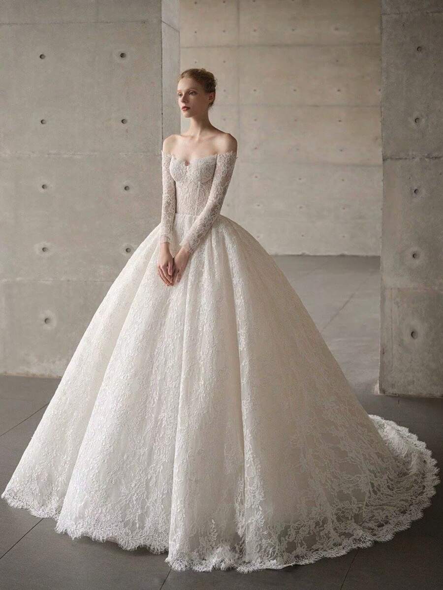 Elegant Ball Gown Wedding Dress For Women, Off-The-Shoulder Sweetheart Neckline Long Sleeve Lace Bridal Gown With Intricate Floral Lace Appliqué, Floor-Length Chapel Train Scalloped Lace Edge Tulle Wedding Dress, Perfect For Church Wedding, Garden Wedding, Formal Wedding, Spring, Summer, Fall, Winter, Bridal Shower, Engagement Party, Wedding Reception, Bridal Photoshoot - 白色 - 查看 1