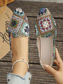 Nền màu nâu với họa tiết lưới vuông.