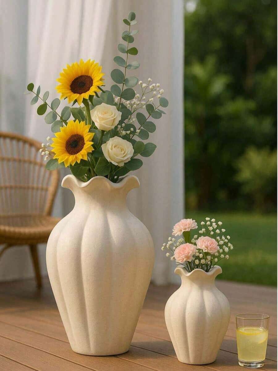 Eine handgefertigte Blumenvase, im Boho-Stil mit wellenförmigem Dekordesign und blütenförmigem Ausguss. Eine einfache Tischdekoration für Zuhause, ein rustikales Geschenk für Wohnzimmer oder Schlafzimmer. Erhältlich in den Größen M/L/XL. - A - Übersicht 1