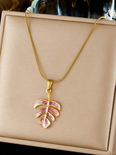 1 chiếc mặt dây chuyền hình lá màu tím gradient thời trang và giản dị, làm bằng thép không gỉ mạ vàng.