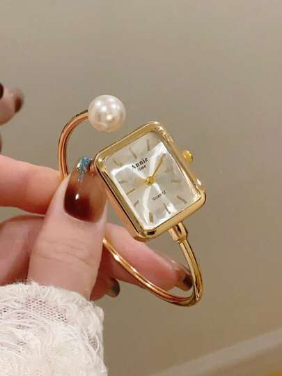 女士方形金色手镯腕表，简约时尚，适合日常佩戴，也是理想的礼物之选。